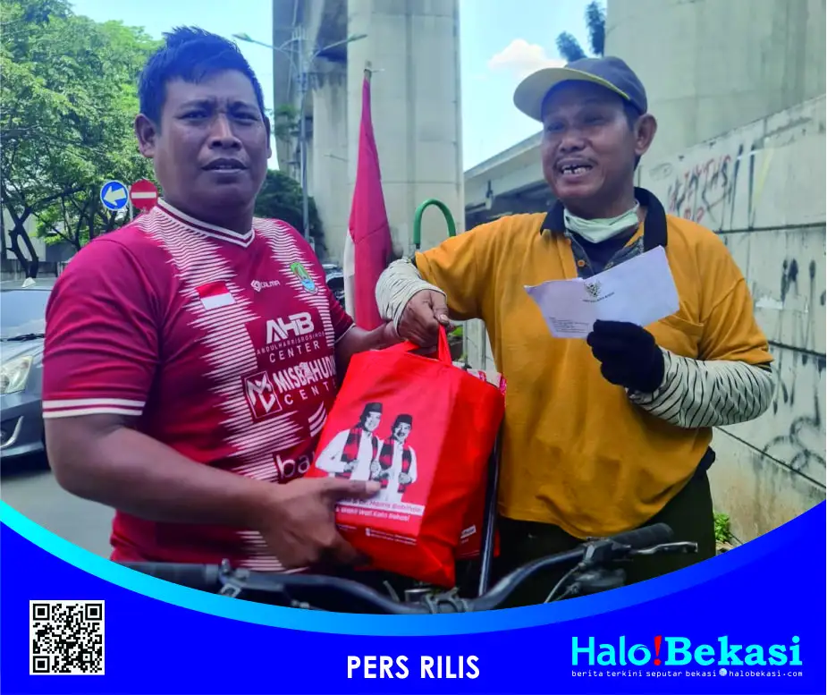 Senyum Bahagia Pak Dahlan Pahlawan Kebersihan Cikunir Saat Terima Bingkisan Lebaran Dari Wawali Harris Bobihoe